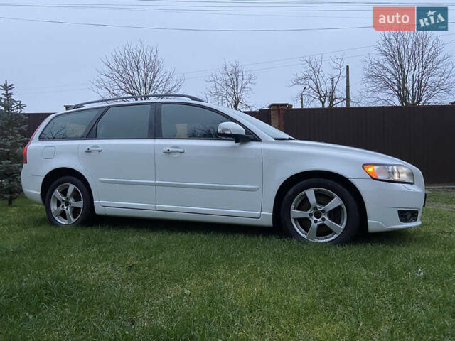 Белый Вольво В50, объемом двигателя 2 л и пробегом 235 тыс. км за 8600 $, фото 4 на Automoto.ua