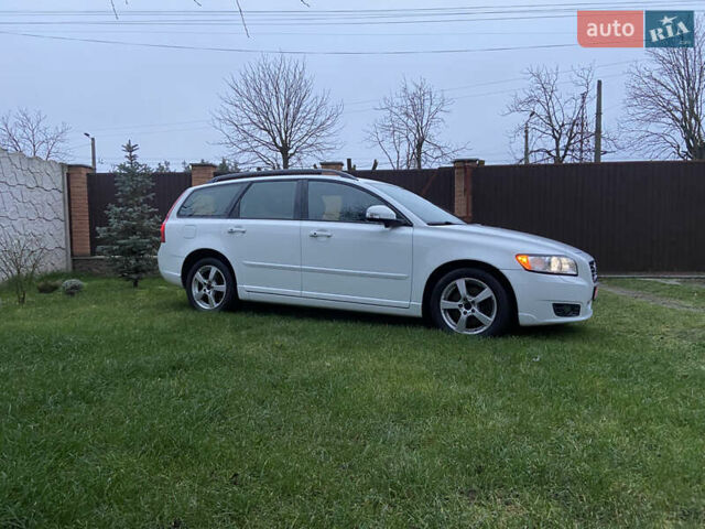 Белый Вольво В50, объемом двигателя 2 л и пробегом 235 тыс. км за 8600 $, фото 2 на Automoto.ua