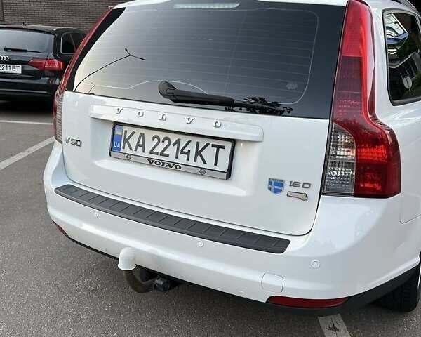 Вольво В50 2009 в Киеве на Automoto.ua Белый Вольво В50, объемом двигателя 1.6 л и пробегом 250 тыс. км за 7200 $, фото 3 на Automoto.ua