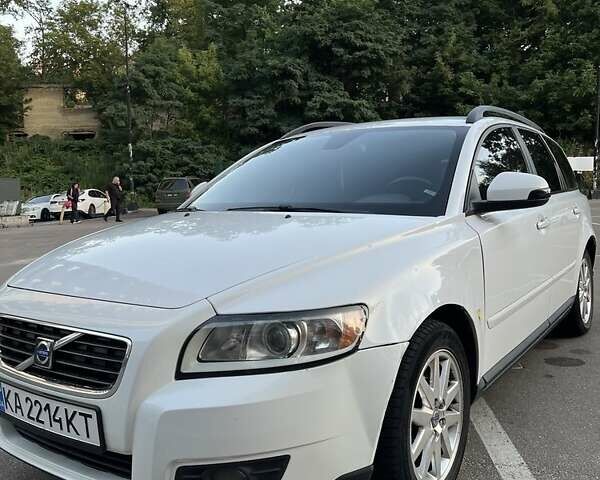 Вольво В50 2009 в Киеве на Automoto.ua Белый Вольво В50, объемом двигателя 1.6 л и пробегом 250 тыс. км за 7200 $, фото 1 на Automoto.ua