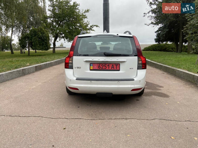 Белый Вольво В50, объемом двигателя 2 л и пробегом 226 тыс. км за 9200 $, фото 7 на Automoto.ua