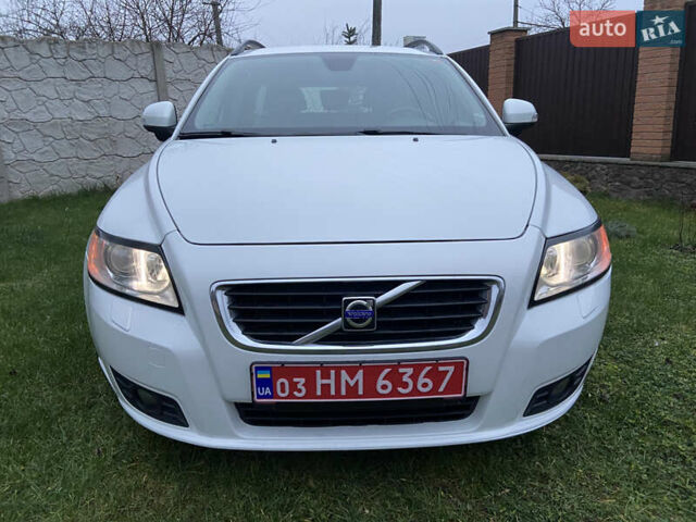 Белый Вольво В50, объемом двигателя 2 л и пробегом 235 тыс. км за 8600 $, фото 6 на Automoto.ua