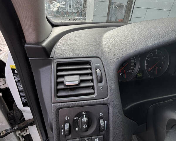 Білий Вольво V50, об'ємом двигуна 1.8 л та пробігом 280 тис. км за 5800 $, фото 8 на Automoto.ua