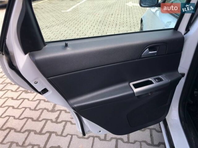 Белый Вольво В50, объемом двигателя 1.6 л и пробегом 280 тыс. км за 7500 $, фото 12 на Automoto.ua