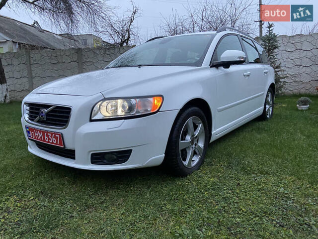 Белый Вольво В50, объемом двигателя 2 л и пробегом 235 тыс. км за 8600 $, фото 1 на Automoto.ua