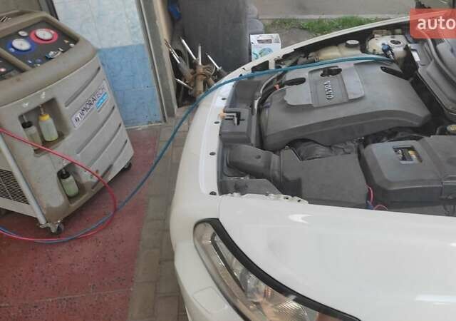 Білий Вольво V50, об'ємом двигуна 1.56 л та пробігом 228 тис. км за 5850 $, фото 51 на Automoto.ua