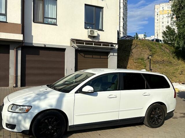 Вольво В50 2010 в Киеве на Automoto.ua Белый Вольво В50, объемом двигателя 1.6 л и пробегом 240 тыс. км за 7300 $, фото 1 на Automoto.ua