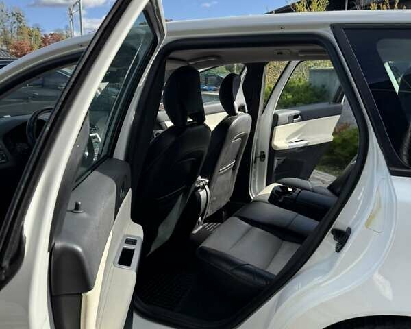 Белый Вольво В50, объемом двигателя 1.6 л и пробегом 240 тыс. км за 6800 $, фото 2 на Automoto.ua