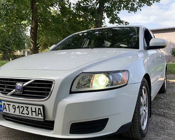 Білий Вольво V50, об'ємом двигуна 1.6 л та пробігом 215 тис. км за 6400 $, фото 1 на Automoto.ua
