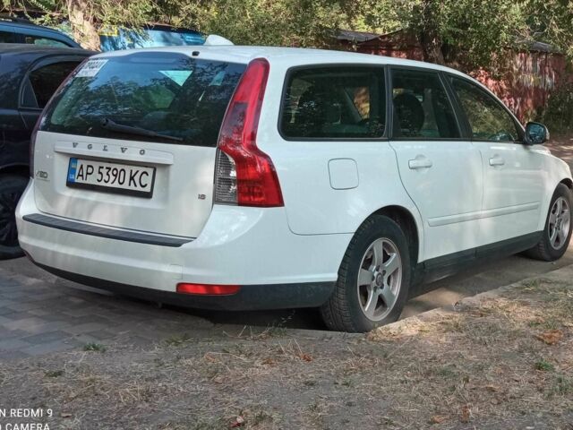 Белый Вольво В50, объемом двигателя 1.6 л и пробегом 230 тыс. км за 6200 $, фото 2 на Automoto.ua