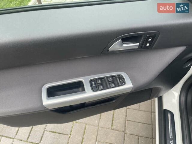 Білий Вольво V50, об'ємом двигуна 1.6 л та пробігом 179 тис. км за 7950 $, фото 7 на Automoto.ua