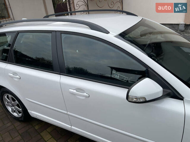 Білий Вольво V50, об'ємом двигуна 1.6 л та пробігом 179 тис. км за 7950 $, фото 41 на Automoto.ua