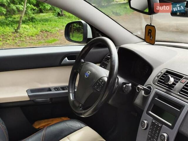 Белый Вольво В50, объемом двигателя 1.6 л и пробегом 225 тыс. км за 7400 $, фото 17 на Automoto.ua