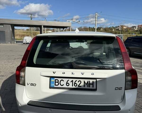 Белый Вольво В50, объемом двигателя 1.6 л и пробегом 240 тыс. км за 6800 $, фото 4 на Automoto.ua