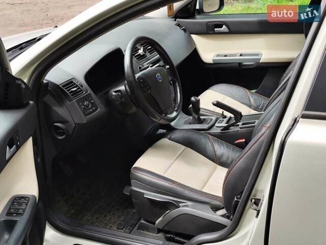 Белый Вольво В50, объемом двигателя 1.6 л и пробегом 225 тыс. км за 7400 $, фото 22 на Automoto.ua