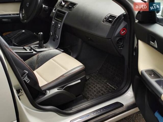 Белый Вольво В50, объемом двигателя 1.6 л и пробегом 225 тыс. км за 7400 $, фото 16 на Automoto.ua