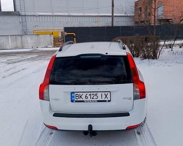 Білий Вольво V50, об'ємом двигуна 1.6 л та пробігом 280 тис. км за 7900 $, фото 4 на Automoto.ua