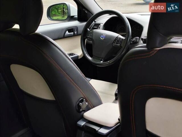 Белый Вольво В50, объемом двигателя 1.6 л и пробегом 225 тыс. км за 7400 $, фото 32 на Automoto.ua