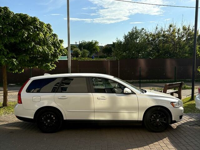 Вольво В50 2010 в Киеве на Automoto.ua Белый Вольво В50, объемом двигателя 1.6 л и пробегом 240 тыс. км за 7300 $, фото 2 на Automoto.ua