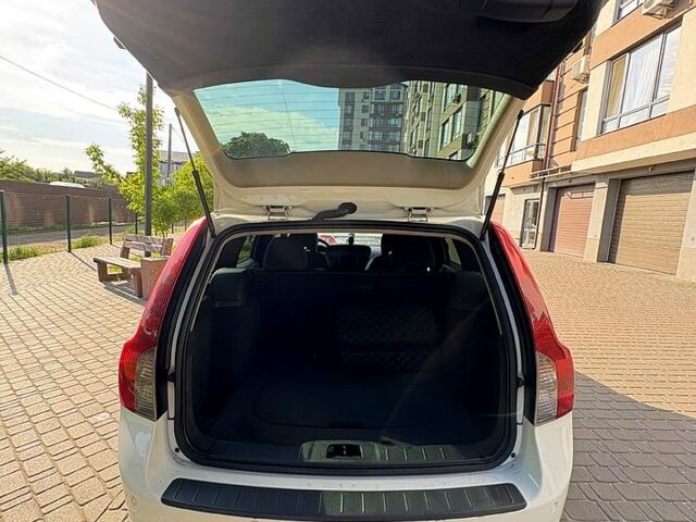 Вольво В50 2010 в Киеве на Automoto.ua Белый Вольво В50, объемом двигателя 1.6 л и пробегом 240 тыс. км за 7300 $, фото 3 на Automoto.ua