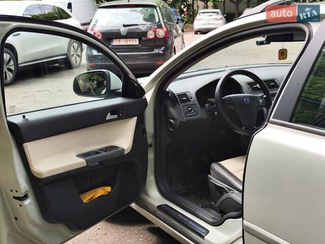 Белый Вольво В50, объемом двигателя 1.6 л и пробегом 225 тыс. км за 7400 $, фото 20 на Automoto.ua