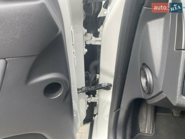 Білий Вольво V50, об'ємом двигуна 1.6 л та пробігом 179 тис. км за 7950 $, фото 8 на Automoto.ua