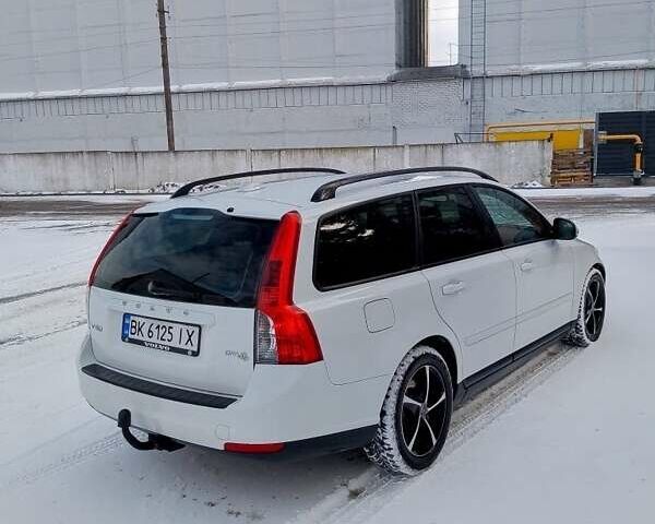 Білий Вольво V50, об'ємом двигуна 1.6 л та пробігом 280 тис. км за 7900 $, фото 2 на Automoto.ua