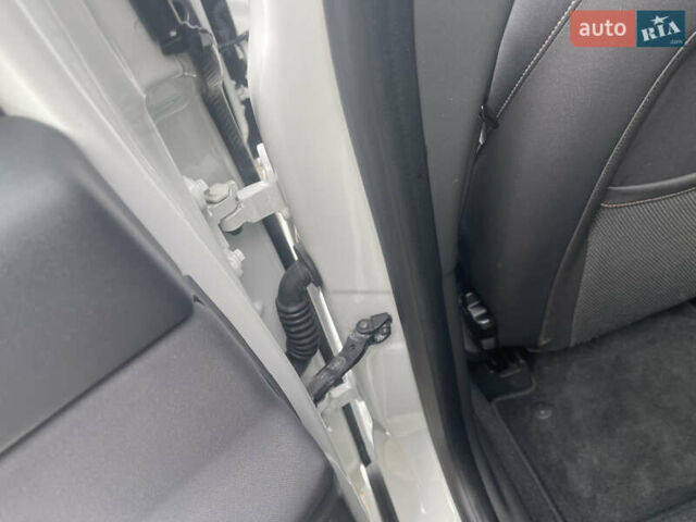 Білий Вольво V50, об'ємом двигуна 1.6 л та пробігом 179 тис. км за 7950 $, фото 13 на Automoto.ua