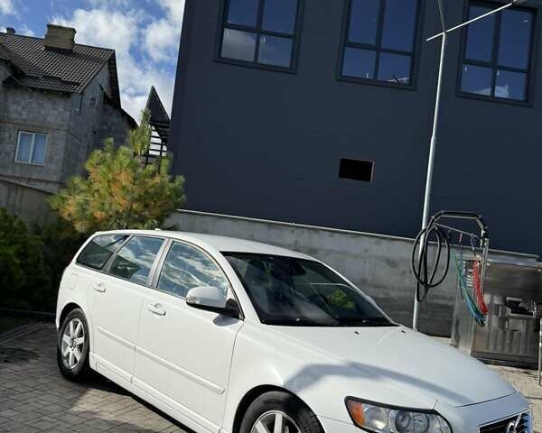 Белый Вольво В50, объемом двигателя 1.6 л и пробегом 240 тыс. км за 6800 $, фото 14 на Automoto.ua