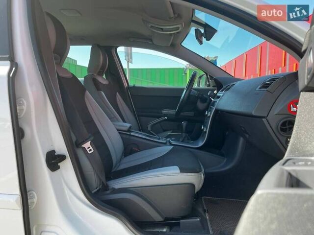 Білий Вольво V50, об'ємом двигуна 1.6 л та пробігом 208 тис. км за 9990 $, фото 11 на Automoto.ua