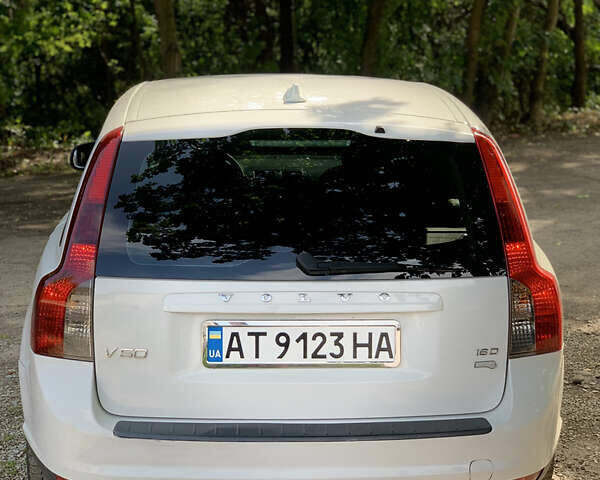 Білий Вольво V50, об'ємом двигуна 1.6 л та пробігом 215 тис. км за 6400 $, фото 4 на Automoto.ua
