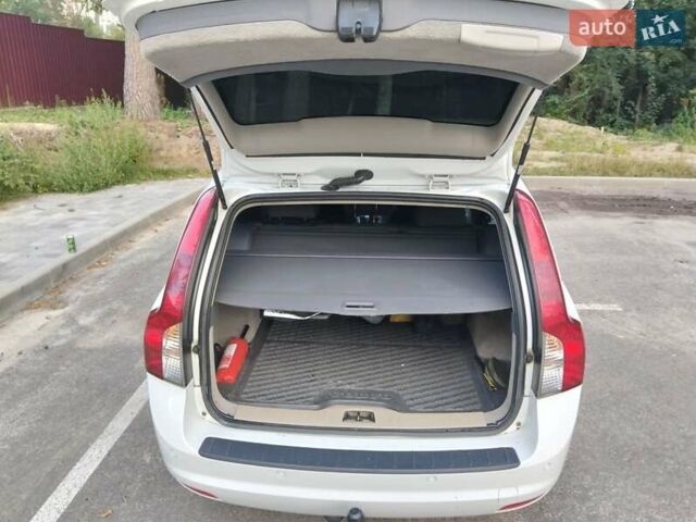 Белый Вольво В50, объемом двигателя 1.56 л и пробегом 230 тыс. км за 7900 $, фото 3 на Automoto.ua