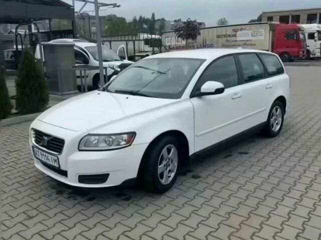 Белый Вольво В50, объемом двигателя 1.6 л и пробегом 170 тыс. км за 6300 $, фото 1 на Automoto.ua