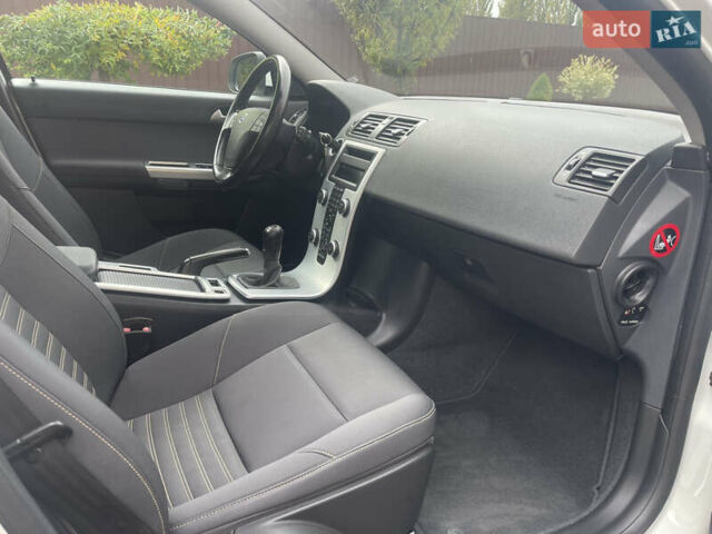 Білий Вольво V50, об'ємом двигуна 1.6 л та пробігом 179 тис. км за 7950 $, фото 18 на Automoto.ua