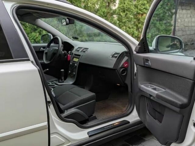 Білий Вольво V50, об'ємом двигуна 1.6 л та пробігом 280 тис. км за 7900 $, фото 6 на Automoto.ua