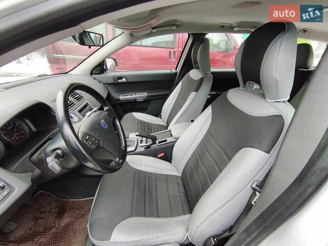 Білий Вольво V50, об'ємом двигуна 1.6 л та пробігом 208 тис. км за 10000 $, фото 8 на Automoto.ua