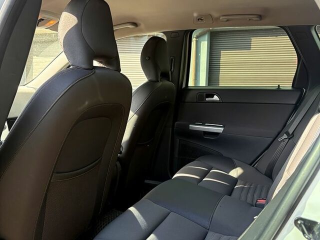 Вольво В50 2010 в Киеве на Automoto.ua Белый Вольво В50, объемом двигателя 1.6 л и пробегом 240 тыс. км за 7300 $, фото 5 на Automoto.ua