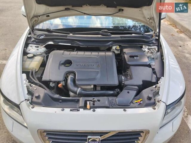 Белый Вольво В50, объемом двигателя 1.56 л и пробегом 230 тыс. км за 7900 $, фото 10 на Automoto.ua