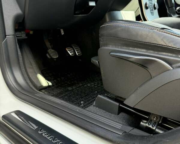 Белый Вольво В50, объемом двигателя 1.6 л и пробегом 240 тыс. км за 6800 $, фото 13 на Automoto.ua