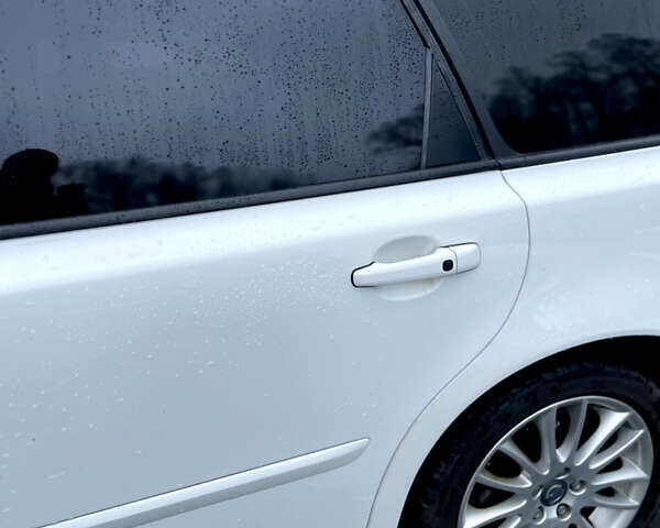 Білий Вольво V50, об'ємом двигуна 2 л та пробігом 214 тис. км за 9990 $, фото 23 на Automoto.ua