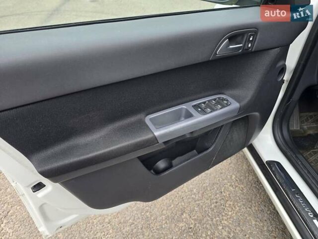 Белый Вольво В50, объемом двигателя 1.6 л и пробегом 224 тыс. км за 7999 $, фото 31 на Automoto.ua