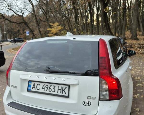 Белый Вольво В50, объемом двигателя 2 л и пробегом 263 тыс. км за 9500 $, фото 2 на Automoto.ua