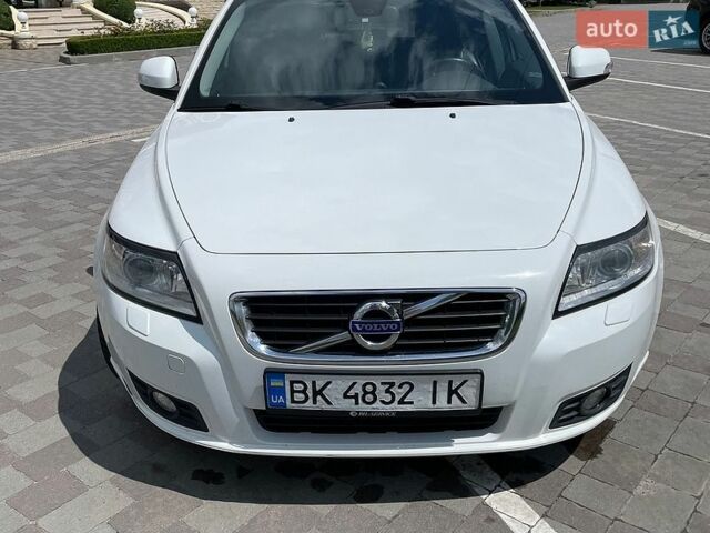 Белый Вольво В50, объемом двигателя 1.6 л и пробегом 240 тыс. км за 7300 $, фото 10 на Automoto.ua