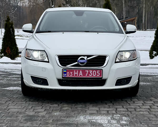 Білий Вольво V50, об'ємом двигуна 2 л та пробігом 214 тис. км за 9990 $, фото 1 на Automoto.ua