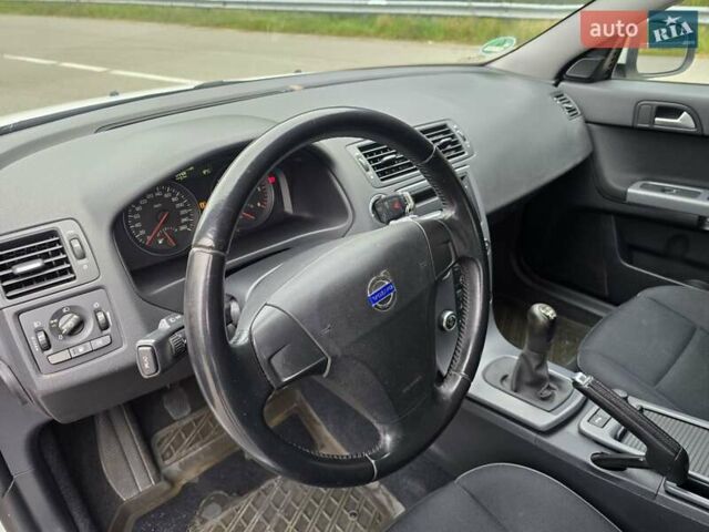 Белый Вольво В50, объемом двигателя 1.6 л и пробегом 224 тыс. км за 7999 $, фото 24 на Automoto.ua