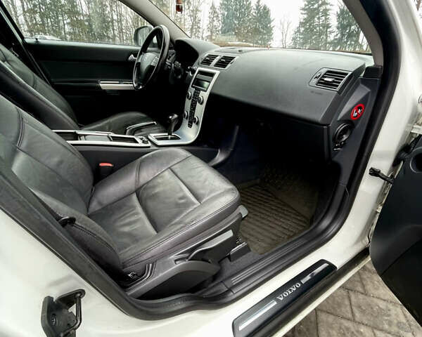 Білий Вольво V50, об'ємом двигуна 2 л та пробігом 214 тис. км за 9990 $, фото 29 на Automoto.ua
