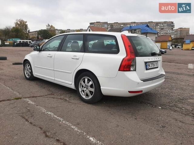Белый Вольво В50, объемом двигателя 1.56 л и пробегом 178 тыс. км за 7979 $, фото 4 на Automoto.ua