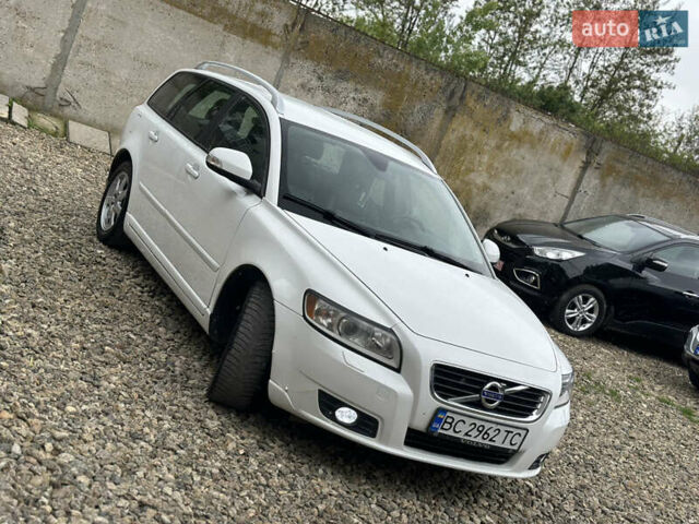 Белый Вольво В50, объемом двигателя 1.6 л и пробегом 228 тыс. км за 7450 $, фото 2 на Automoto.ua