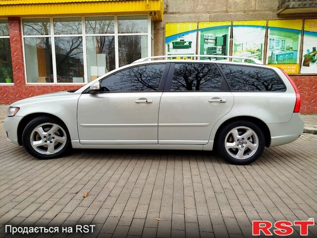 Белый Вольво В50, объемом двигателя 1.6 л и пробегом 238 тыс. км за 8500 $, фото 1 на Automoto.ua