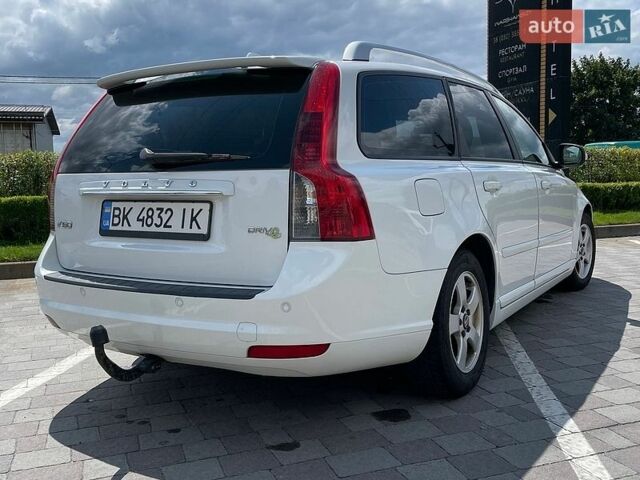 Белый Вольво В50, объемом двигателя 1.6 л и пробегом 240 тыс. км за 7300 $, фото 4 на Automoto.ua